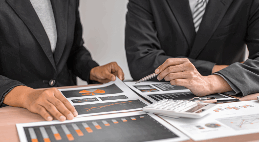 Tanácsadási szolgáltatásunkkal irányt és megoldásokat adunk vállalkozása számára. Segítjük Önt a cégátvilágítás során feltárt kockázatok kezelésében, a működés átláthatóságának és ellenőrizhetőségének javításában, valamint a nyereség és a cash-flow növelését támogató döntések meghozatalában. Rávilágítunk azokra a pontokra, ahol a cég jelenleg elakadással vagy alacsony eredményességgel küzd, és gyakorlati javaslatokat adunk a növekedésre.